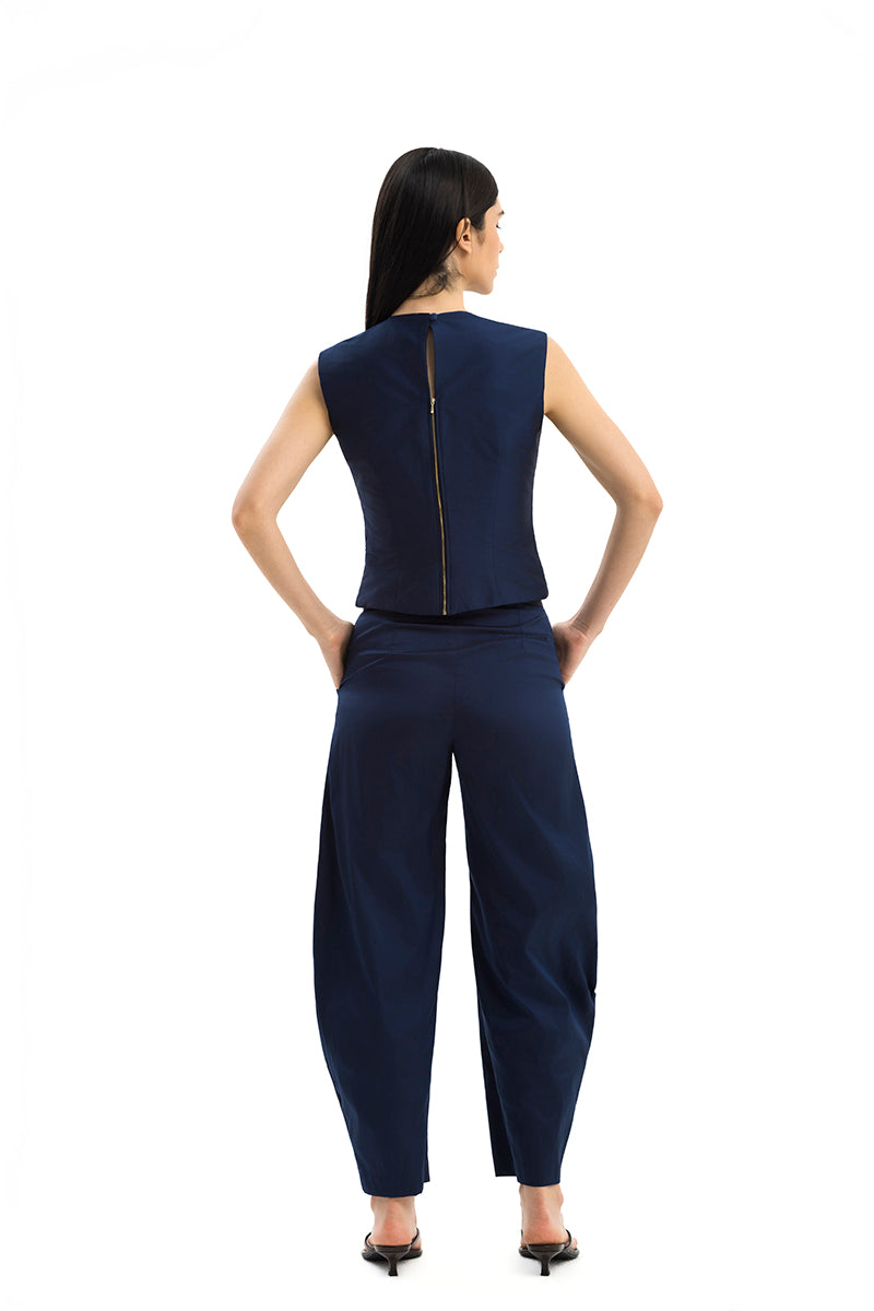Maylé Vásquez Perla top in brown and navy, stylish sleeveless sleeveless blouse with a fitted design and elegant color blocking.