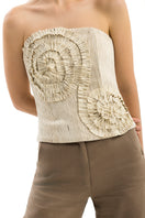 Maylé Vásquez INFINITO top, stylish sleeveless blouse in vibrant fabric, shown on a model in a casual fashion setting.