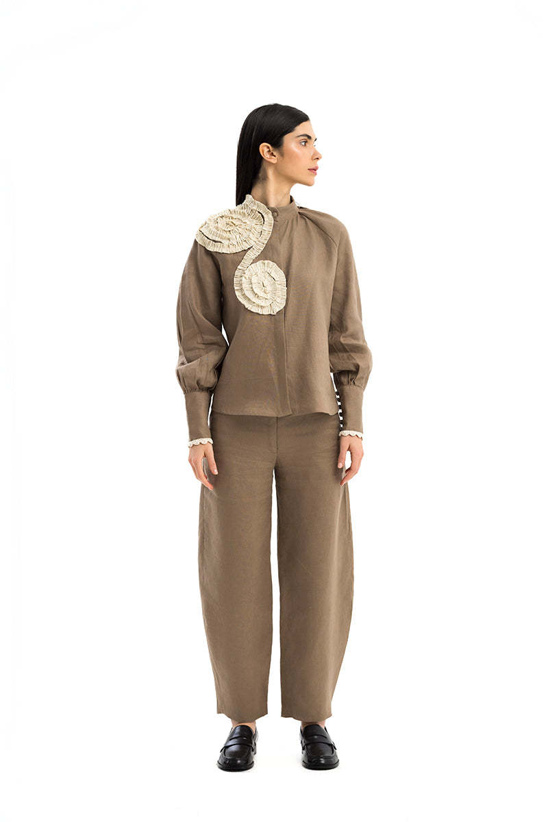 Maylé Vásquez Juntas Shirt showing a stylish button-up shirt with a collar and long sleeves in a casual design.