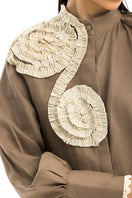 Maylé Vásquez Juntas shirt featuring a stylish, fitted design in soft fabric, shown in a close-up of the front.
