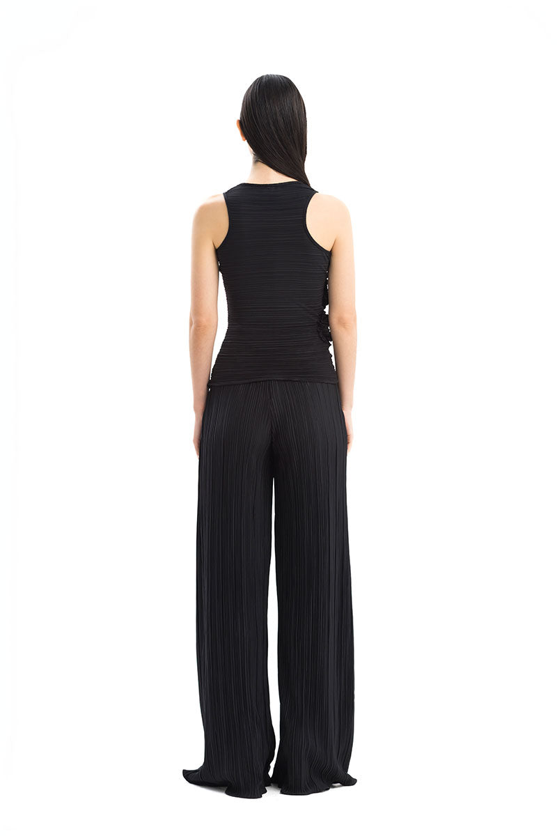 Maylé Vásquez Choza wide-leg pants in neutral fabric, featuring a relaxed fit and high waist, styled with casual top and accessories.