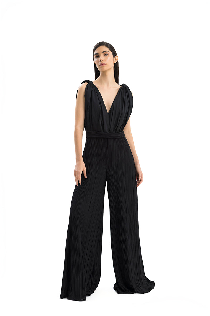 Maylé Vásquez Sombra Palma jumpsuit featuring a stylish design, showcased on a model with a vibrant background.