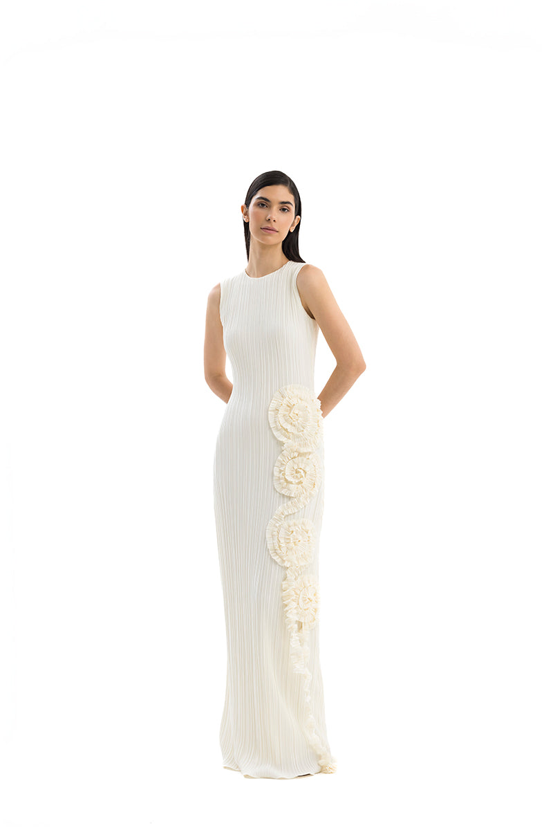 Elegant Maylé Vásquez Costa Clara maxi dress featuring flowing fabric and stylish design, perfect for summer or special occasions.