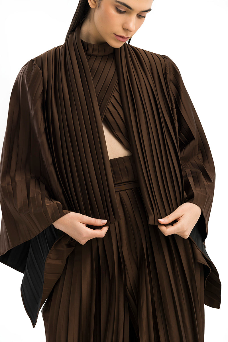 Maylé Vásquez COSTE NORTA brown jacket, stylish outerwear with a tailored fit, shown on a model.