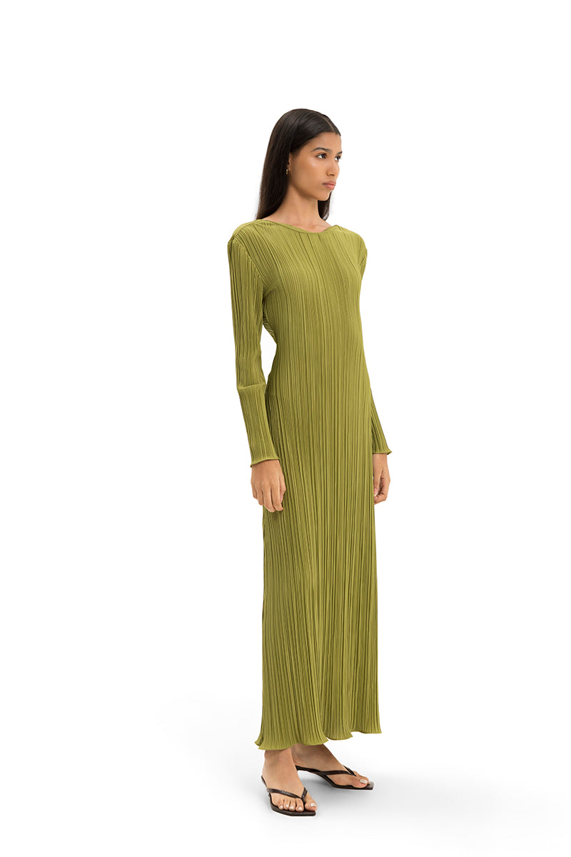 Maylé Vásquez Marena maxi dress in flowing fabric, featuring a elegant design and vibrant colors, perfect for summer wear.