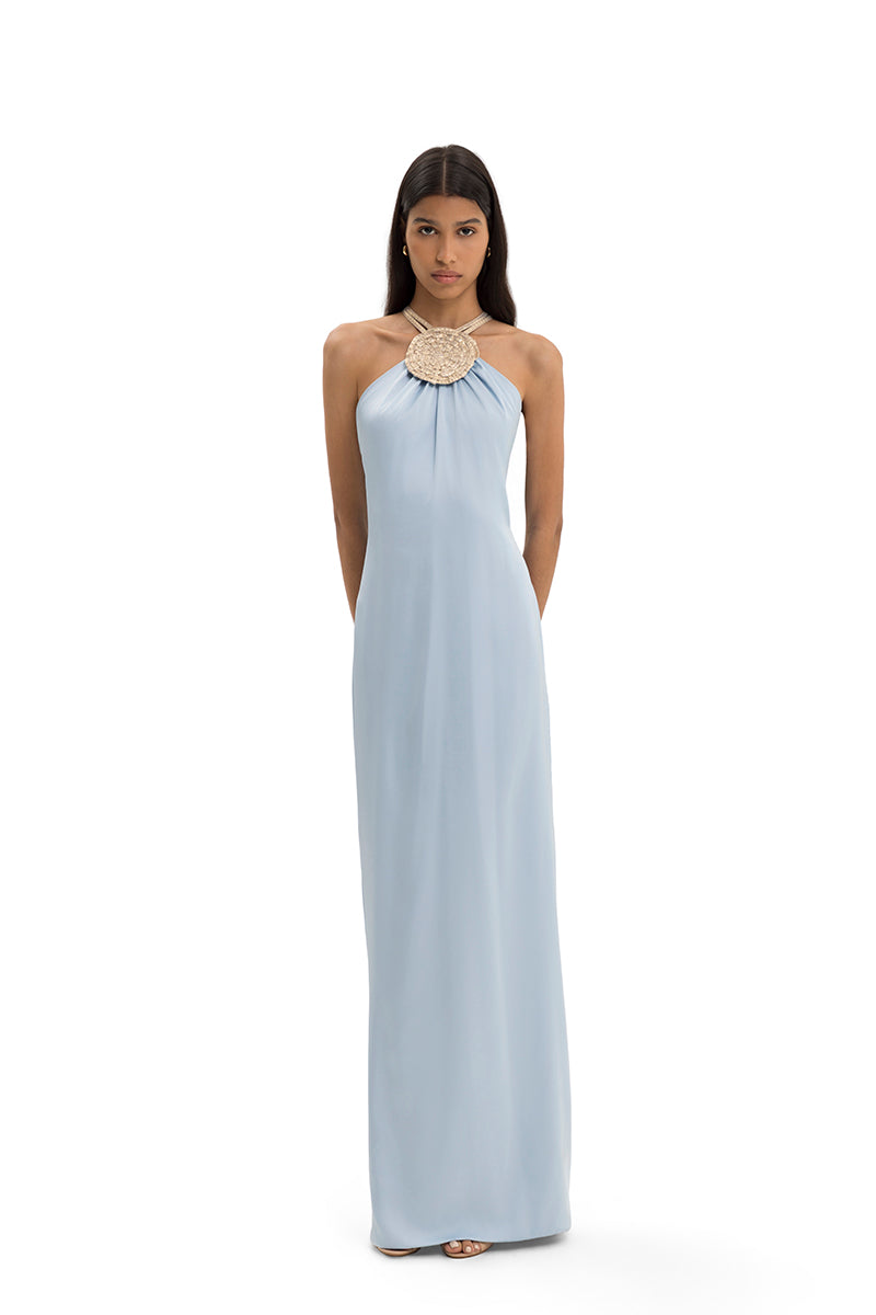 Maylé Vásquez Solara halterneck maxi dress in flowing fabric, stylish design with a fitted waist and elegant neckline.
