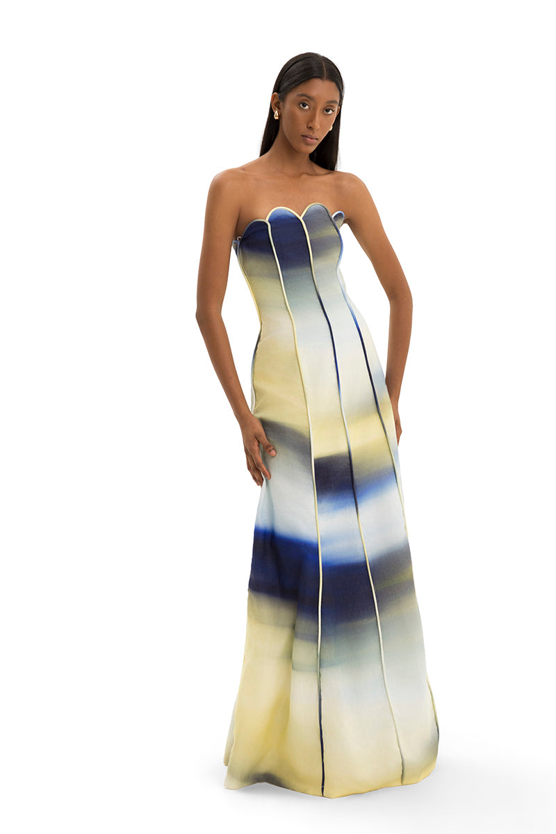 Maylé Vásquez SEA SHELL linen gown displayed on a model, featuring a flowing design and shell-inspired pattern.