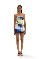 Maylé Vásquez Serenito Shorts, lightweight casual shorts with a stylish fit, shown in a relaxed outdoor setting.
