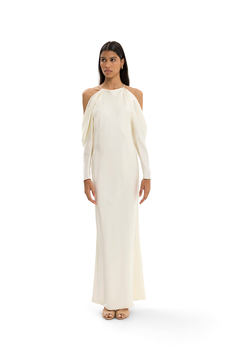 Maylé Vásquez Coralillo maxi dress featuring flowing fabric and vibrant coral color, perfect for elegant summer occasions.