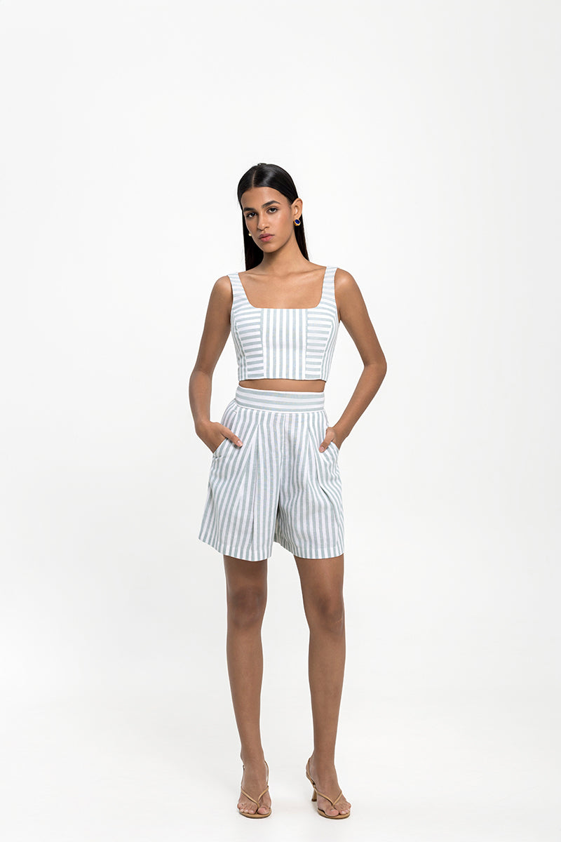 Maylé Vásquez Chispa Shorts in Summer Dreams with vibrant floral pattern and lightweight fabric, perfect for warm weather.