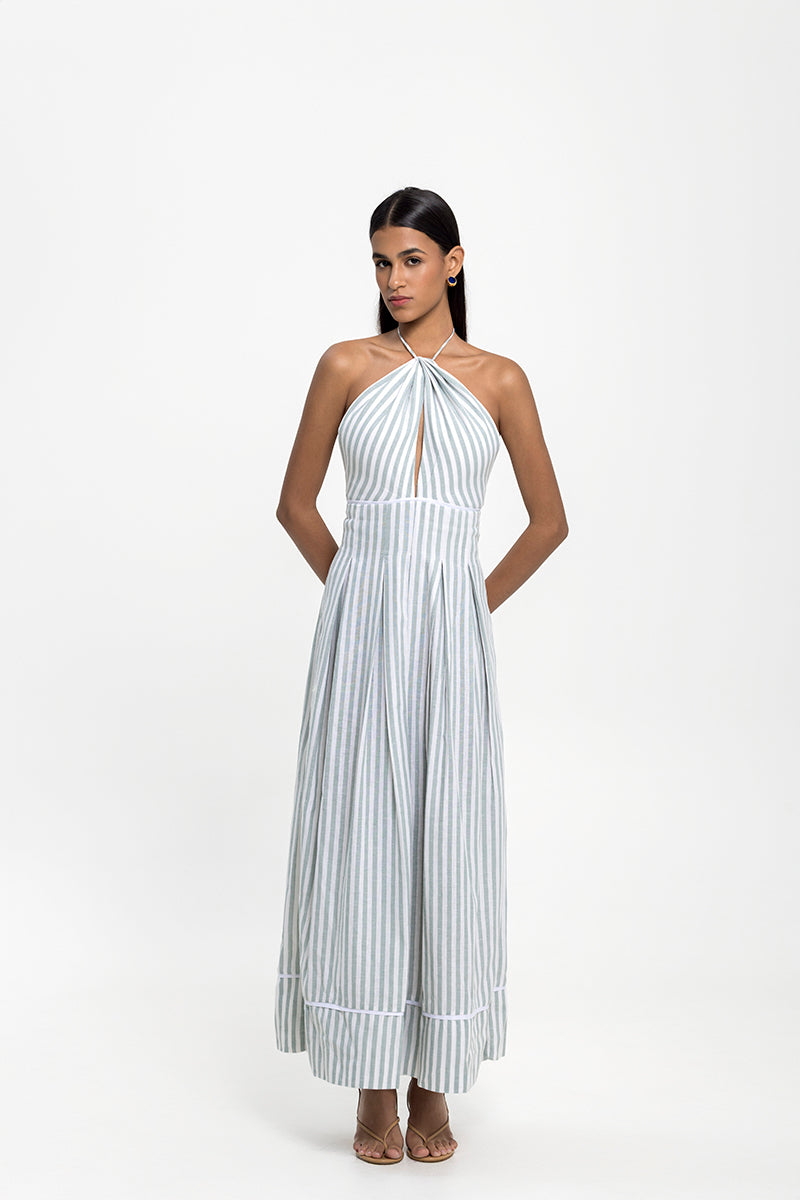 Maylé Vásquez Pilar Maxi Dress in Summer Dreams with floral pattern and flowing fabric, perfect for warm weather.