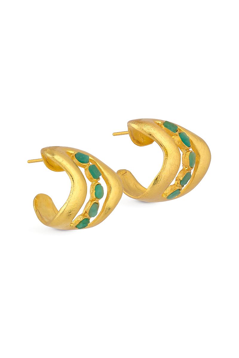 Gold Mina Verde earrings by Fenomena, stylish dangle earrings with intricate green and gold design, ideal for elegant outfits.