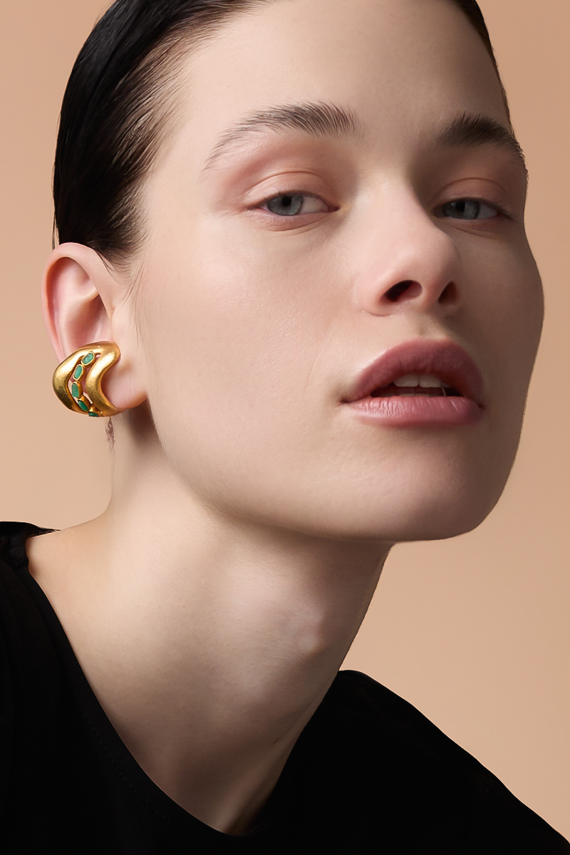 Gold Mina Verde earrings by Fenomena featuring elegant, nature-inspired design with intricate detailing.
