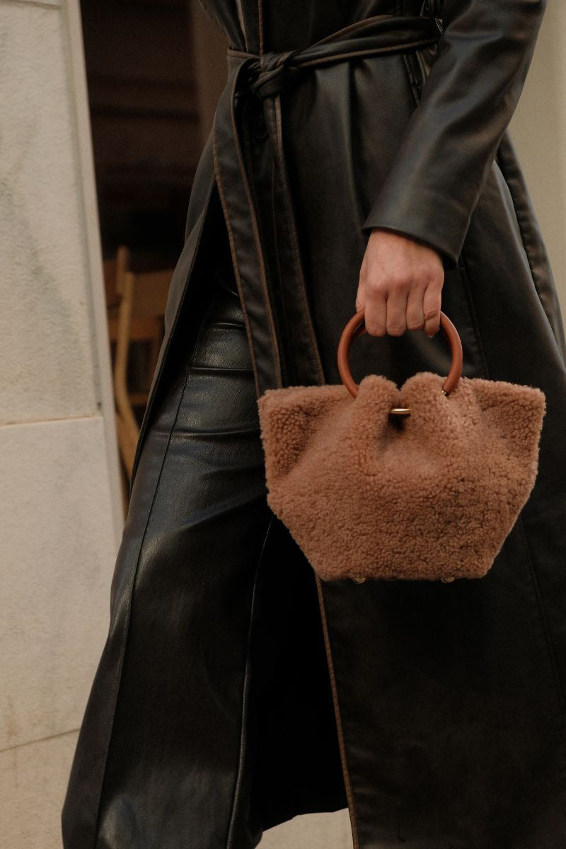 Saonara mini capazo in caramel with top handle, cozy woven design, perfect for stylish carry and everyday use.