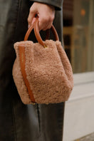 Saonara mini capazo top handle bag in caramel cozy with woven texture and sturdy handles, ideal for casual and elegant outings.