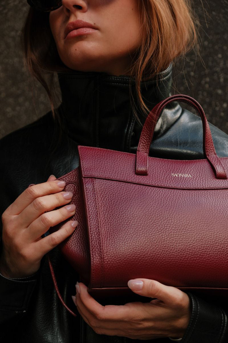 Saonara mini shopping shoulder bag in berry leather with top handle and sleek design, perfect for casual outings.