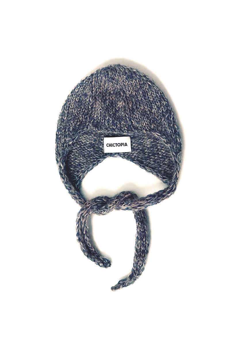 HAND-KNITTED BONNET IN GRAY