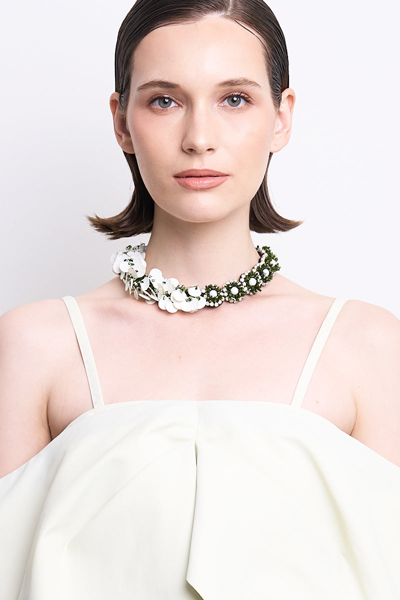Aidan & Ice Ivy Garden Necklace featuring delicate chain and leafy pendant, stylish jewelry for elegant accessorizing.