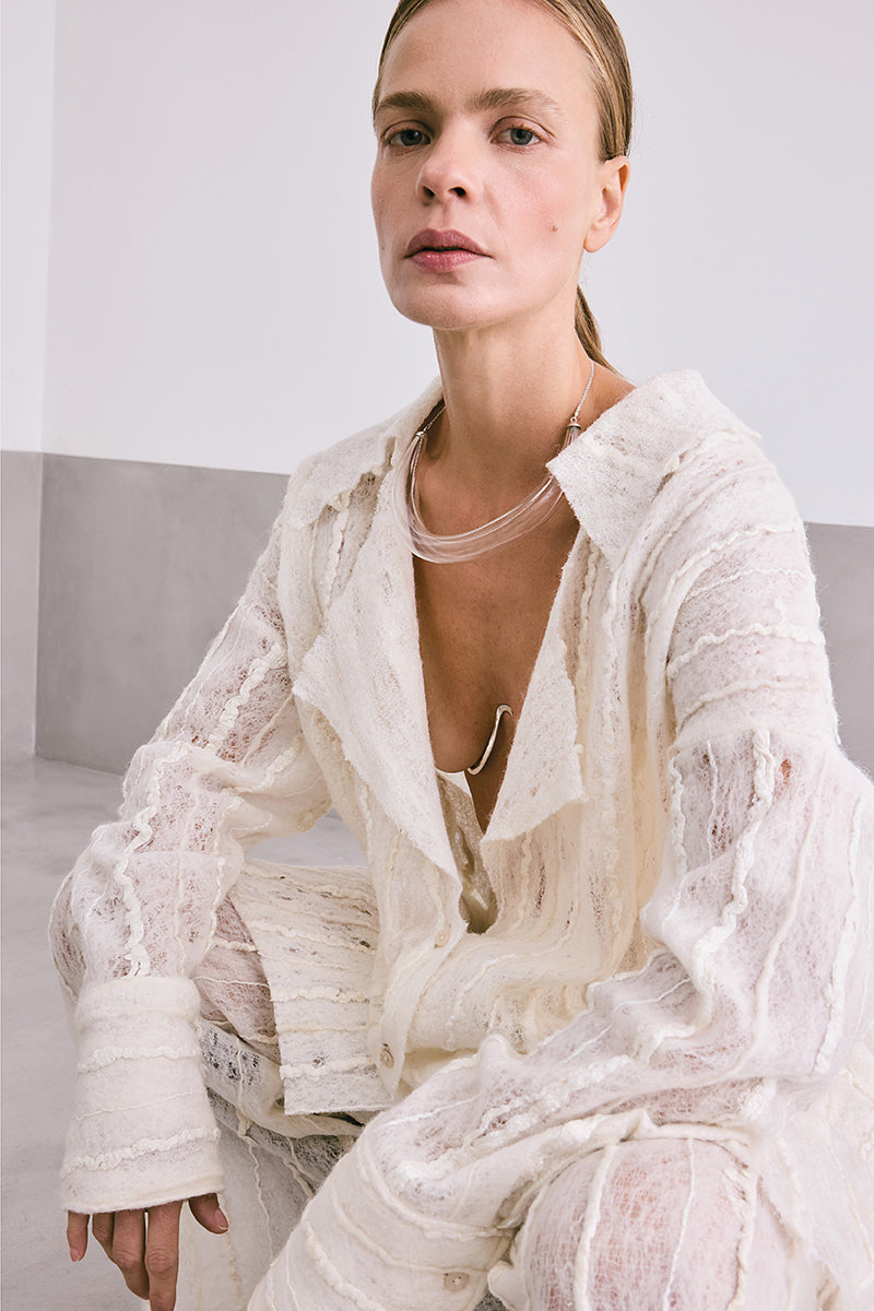 Maz Manuela Álvarez NUNO mesh felt shirt, lightweight and stylish, shown in a close-up of the textured fabric and design details.