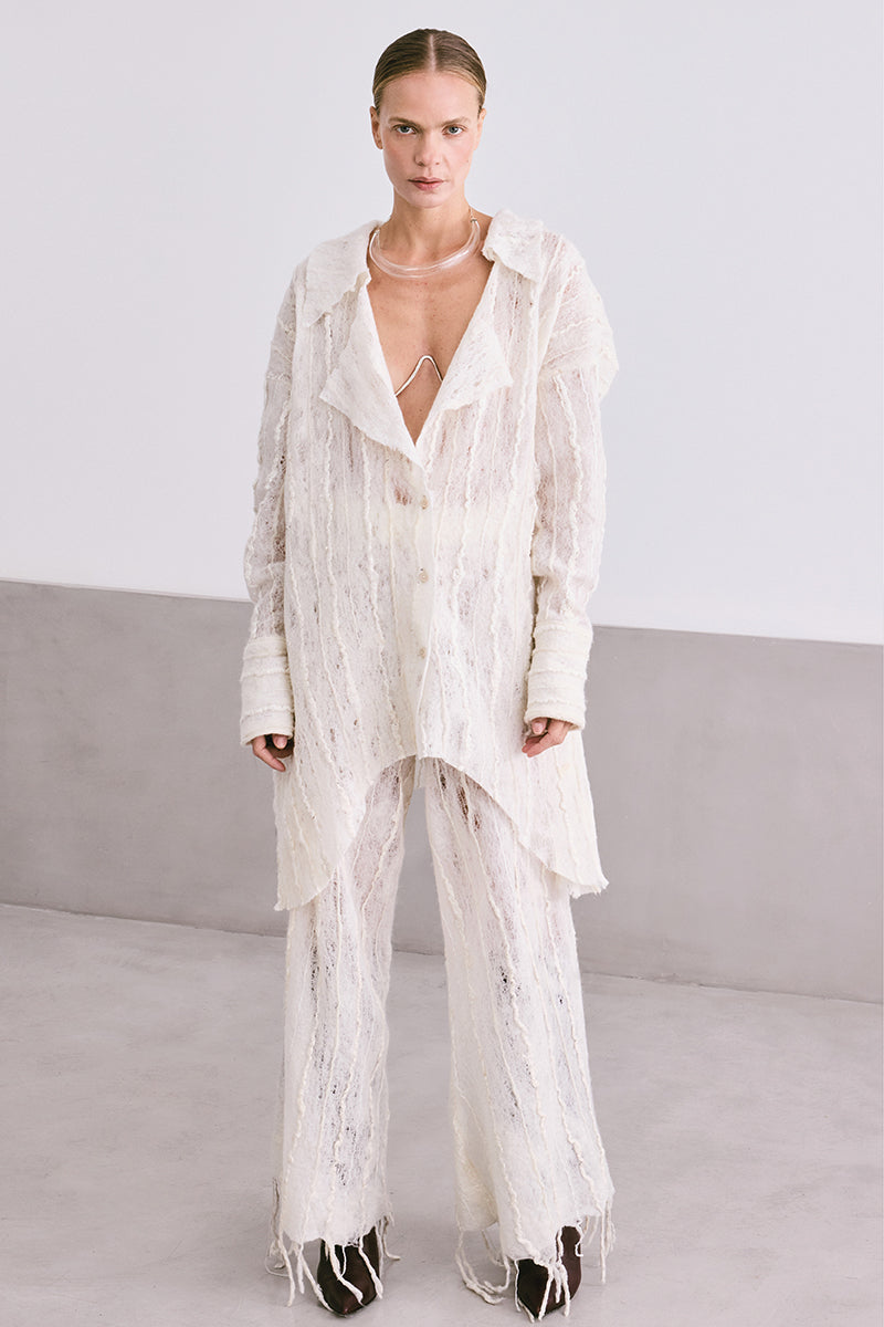 Maz Manuela Álvarez NUNO mesh felt shirt, close-up of stylish, lightweight shirt with mesh and felt details, front view.