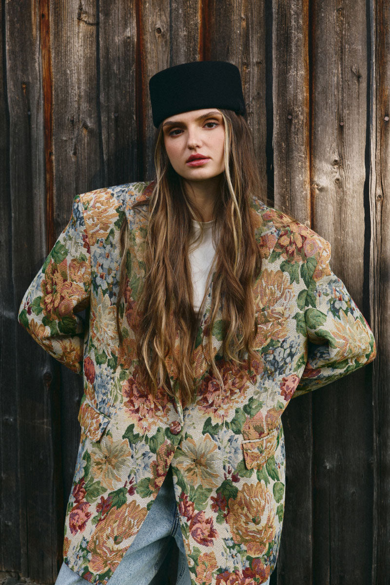 قبعة صغيرة سوداء