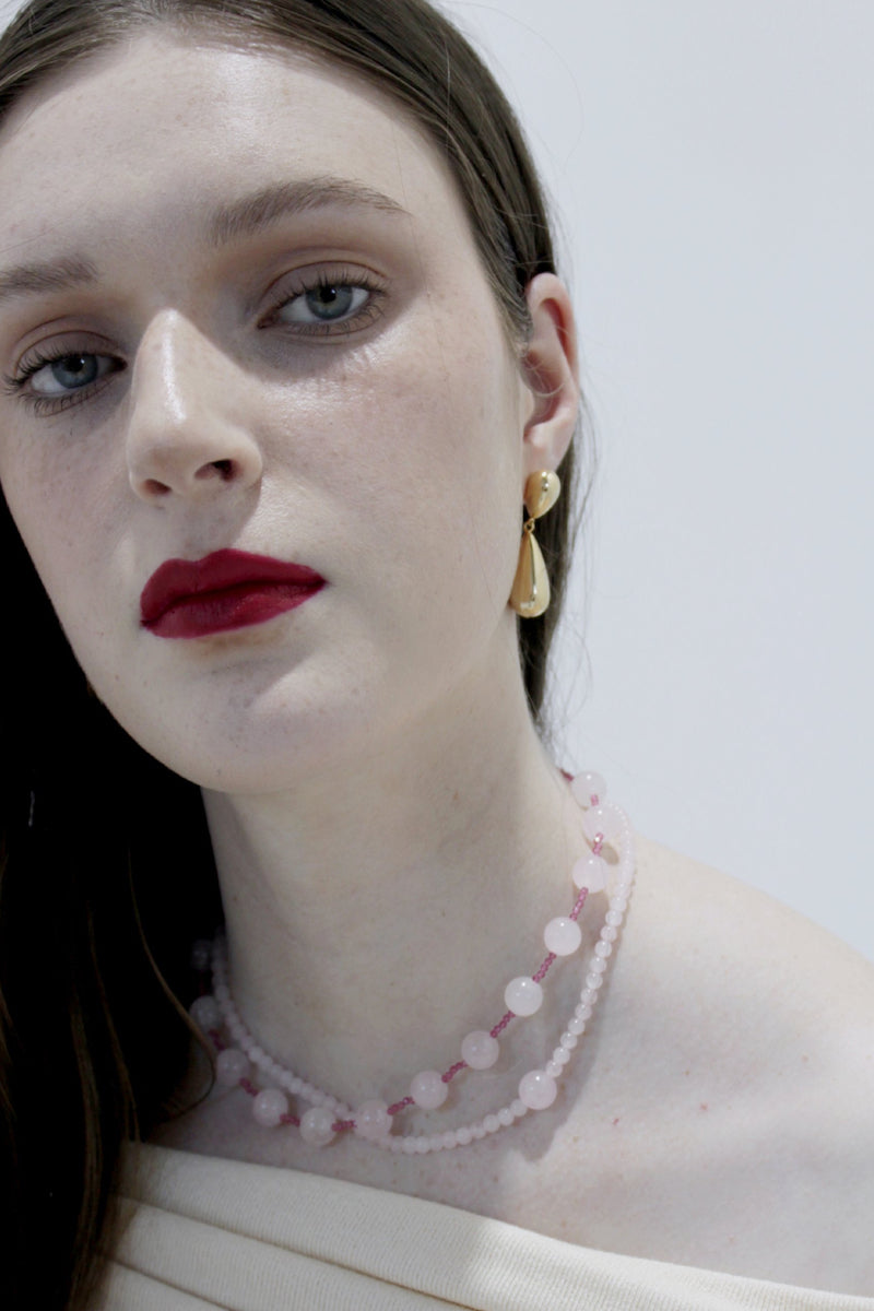 Aethera Quivana rose quartz collar necklace featuring a delicate rose quartz pendant on a fine chain.
