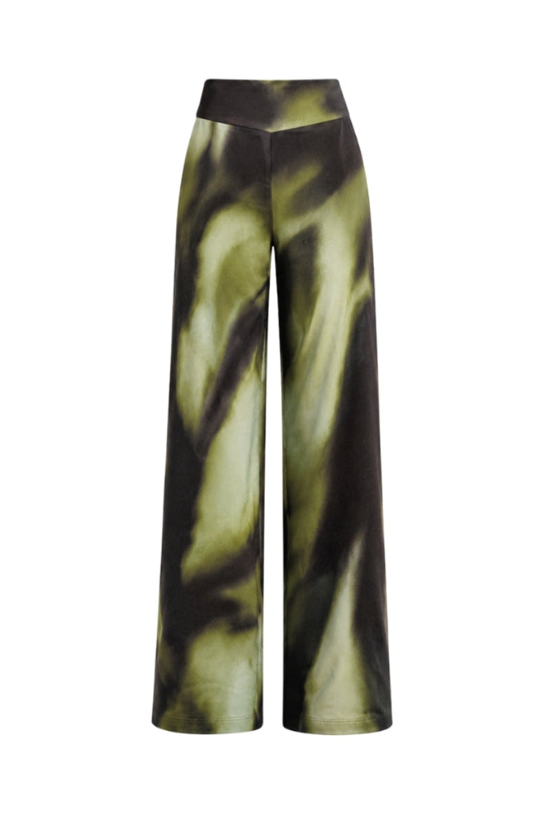 Tinta Latina Olivo pants in green print with a relaxed fit, featuring a stylish, vibrant botanical design.