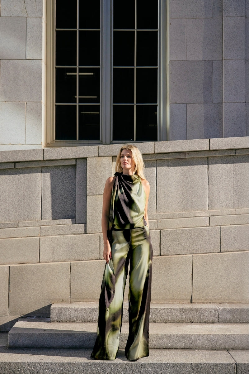 Tinta Latina Olivo pants in green print Macondo, featuring stylish and comfortable design with vibrant foliage pattern.