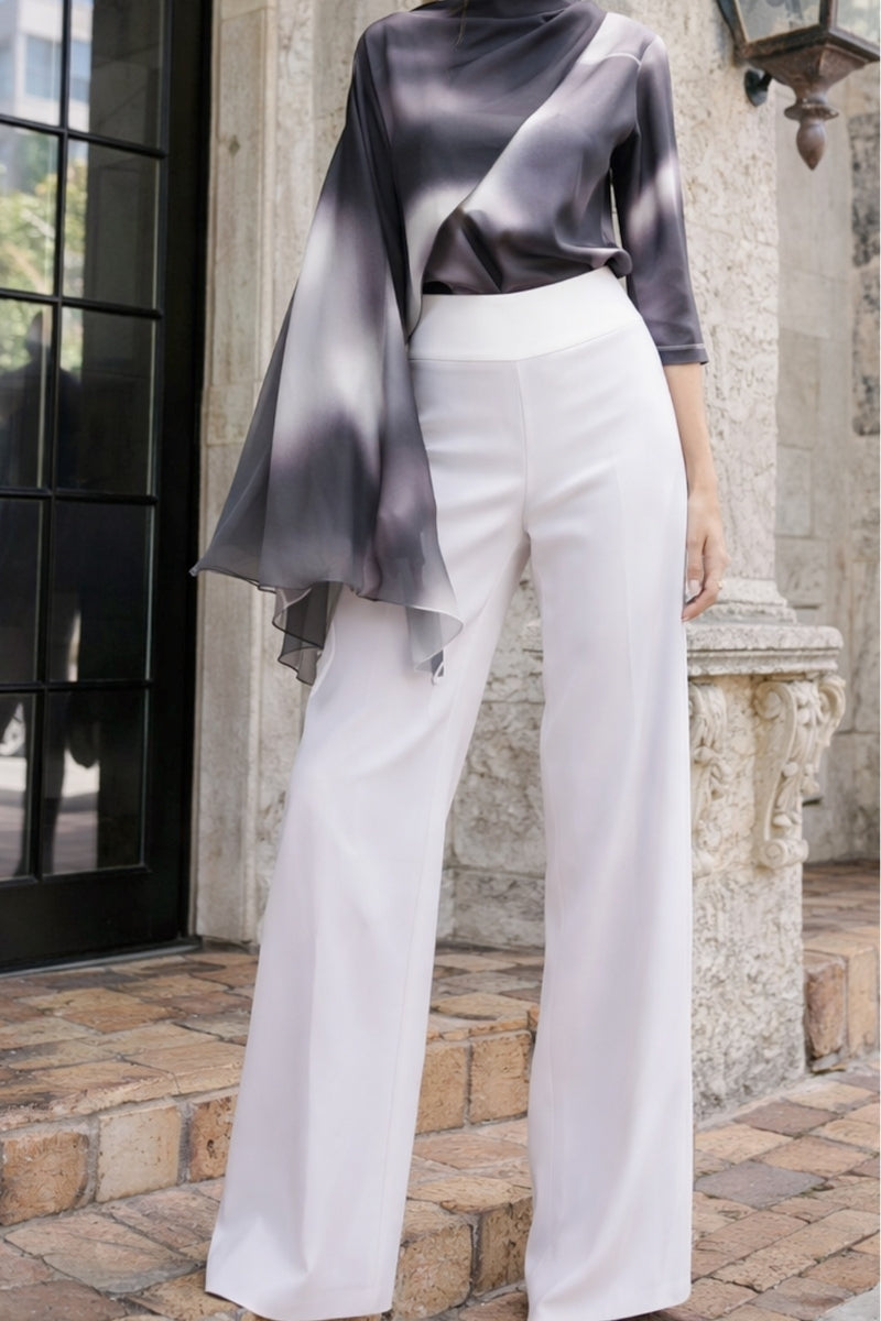 Tinta Latina Olivo pants in white pearl with slim fit design, shown on a model, featuring a stylish and elegant look.