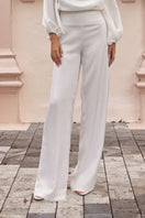 White pearl OLIVO pants by Tinta Latina, stylish and comfortable pants with a sleek fit, shown in the image.