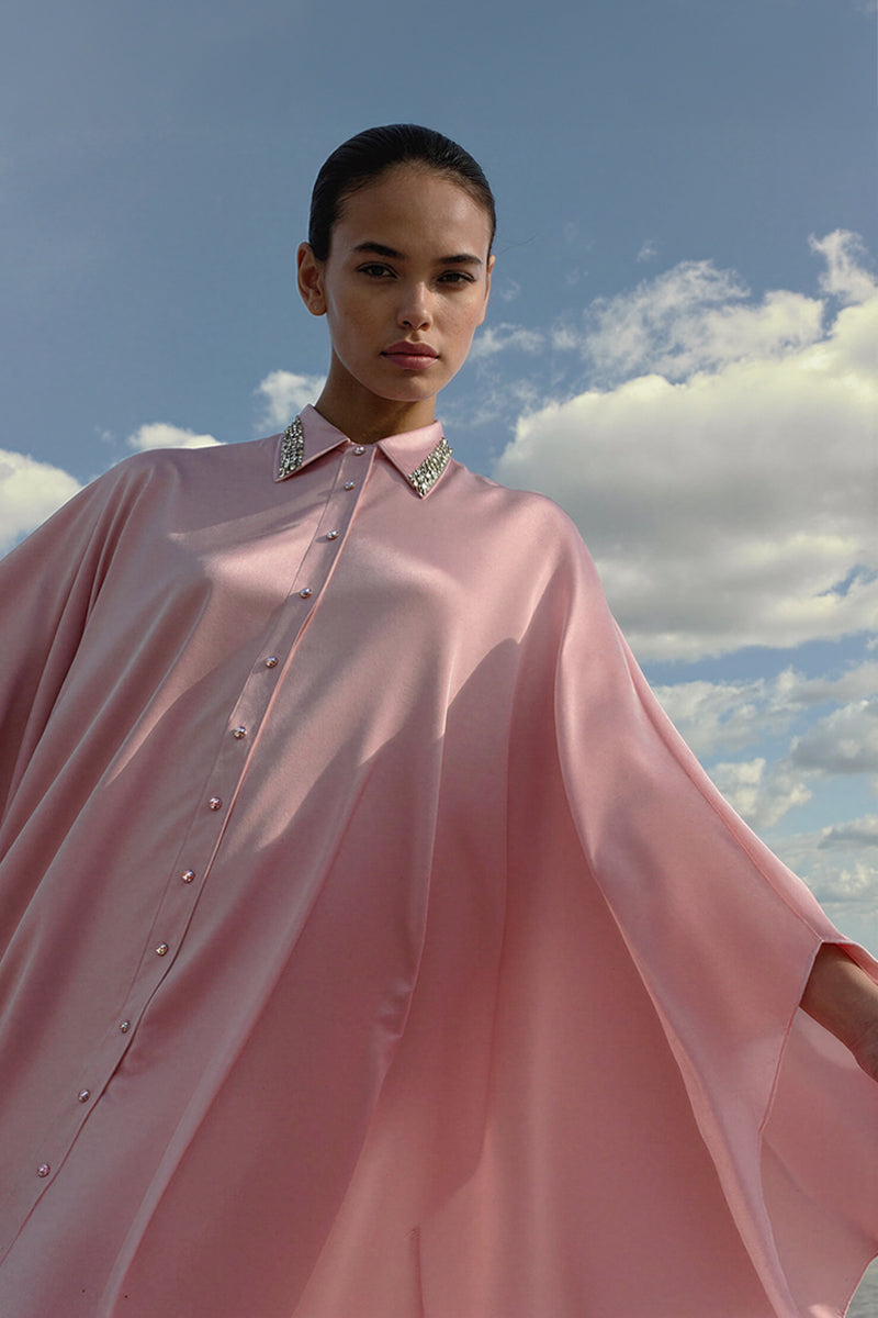 فستان قميص قفطان من تصميم كولت ميا بالتعاون مع سيمسم، بياقة مزينة باللون الوردي