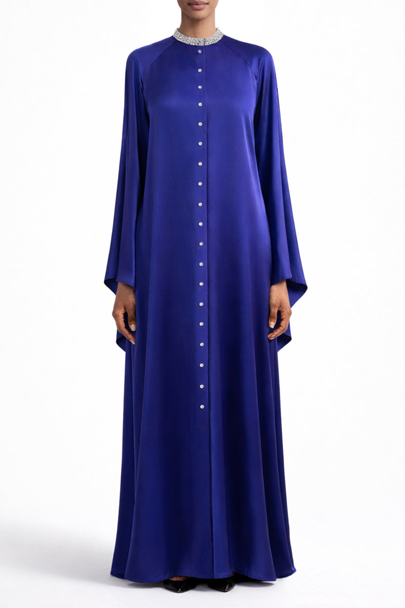 فستان قفطان حريري من تصميم كولت ميا بالتعاون مع سيمسيم، مزين بالكريستال، باللون النيلي.