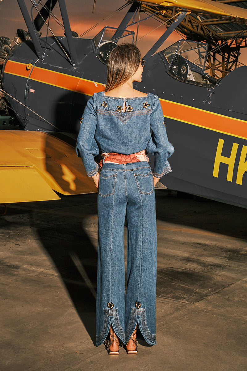 DUMA&CO UMBRAL jeans pants in classic denim with a slim fit, visible pockets, and stylish stitching on a white background.