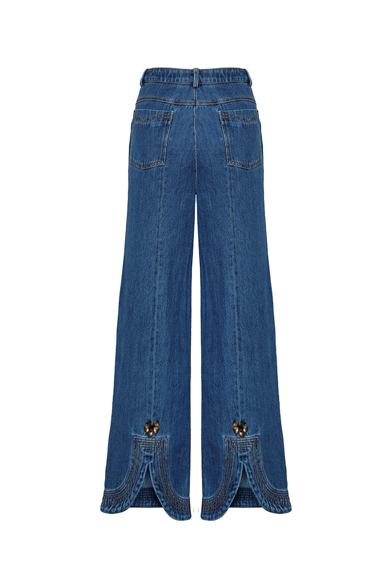 DUMA&CO UMBRAL jeans in a classic fit with five-pocket design, shown in a neutral wash denim fabric.