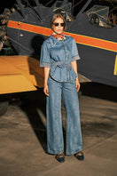 DUMA&CO HUELLA jeans in classic denim with a slim fit design, shown on a model with front pockets and belt loops.