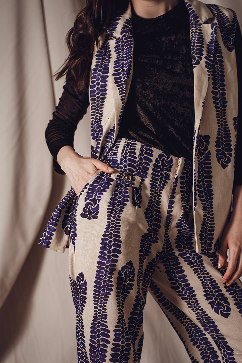 DUMA&CO MANTO Pants in neutral fabric, featuring a relaxed fit with belt loops and side pockets for casual style.