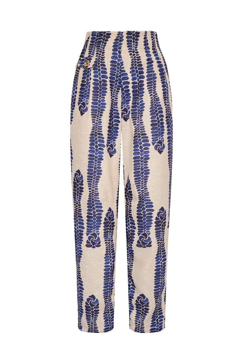 DUMA&CO MANTO Pants in neutral fabric, showing the fit and design details on a mannequin.