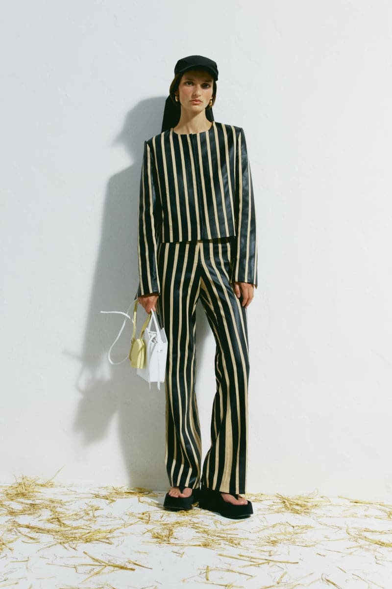 PODYH striped straight jacket in a stylish design, featuring bold stripes and a tailored fit, perfect for modern fashion statements.