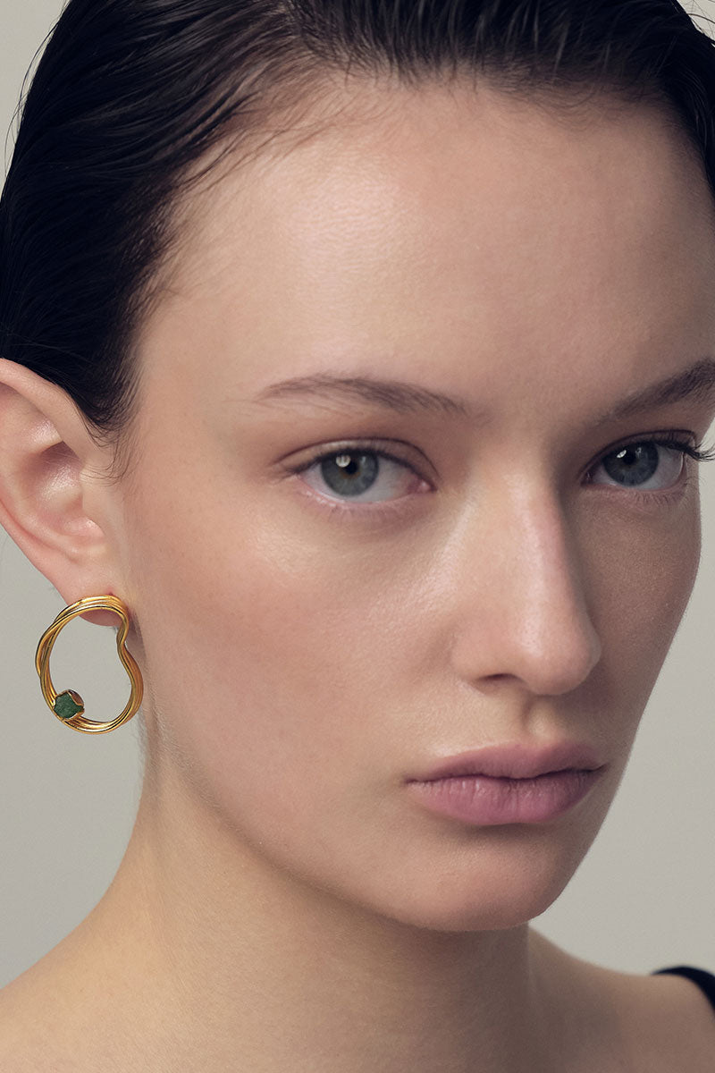 Fenomena Providencia mid-emerald gold earrings featuring sleek design and vibrant emerald stones set in polished gold.