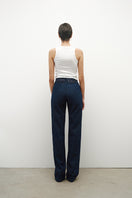 JC Pajares denim jeans with chain details at the waist, showcasing a stylish fit and trendy accessory in a close-up view.