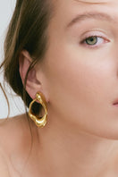 Gold earrings from Eugenia Ospina's Renaser collection, featuring sleek, elegant design with a shiny finish.