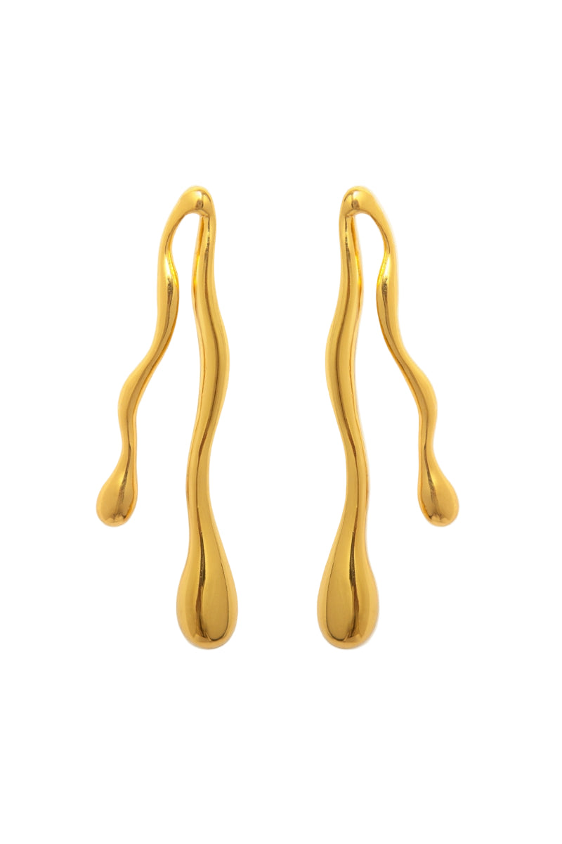 Gold earrings with a sleek, modern design from Eugenia Ospina's Respira collection, shown in a close-up image.