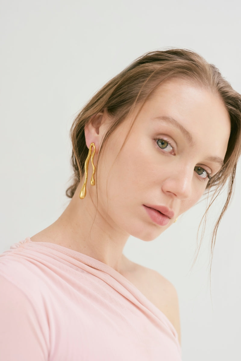 Gold Eugenia Ospina Respira earrings featuring delicate design and elegant craftsmanship, perfect for stylish accessories.