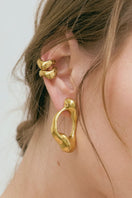 Pair of gold Eugenia Ospina Resplandor earcuffs in a 2-pack, stylish and modern jewelry for elegant ear adornment.