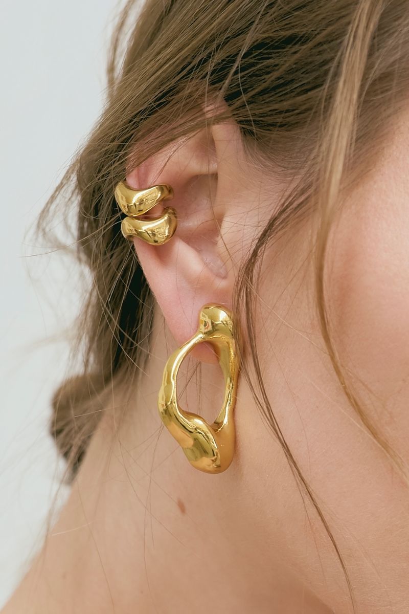 Pair of gold Eugenia Ospina Resplandor earcuffs in a 2-pack, stylish and modern jewelry for elegant ear adornment.