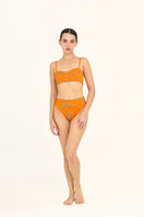 Aguaclara Riad short bikini bustier in vibrant fabric, featuring a fitted style and adjustable straps for a stylish beach look.