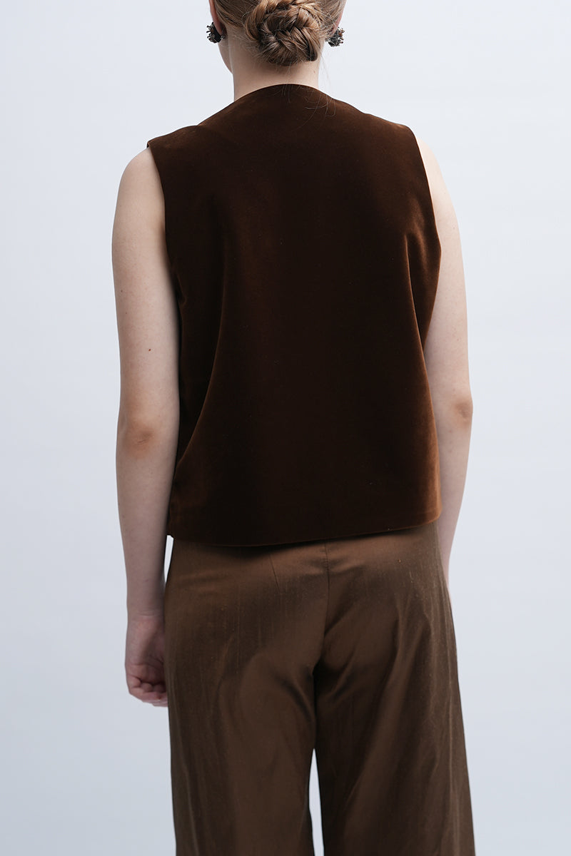A brown Isador vest by Aidan & Ice featuring a tailored fit and classic design, displayed on a mannequin.