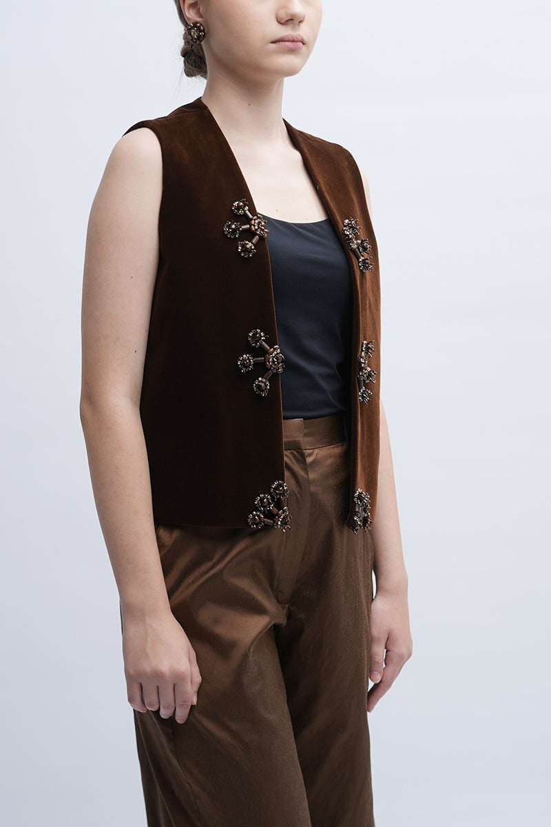Aidan & Ice brown Isador vest made of stylish fabric, featuring a sleeveless design and tailored fit for a modern look.