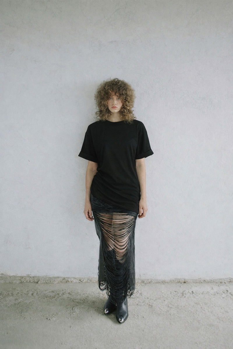 Black ruched braided T-shirt from MAZ Manuela Álvarez, a stylish casual top with textured detailing and comfortable fit.