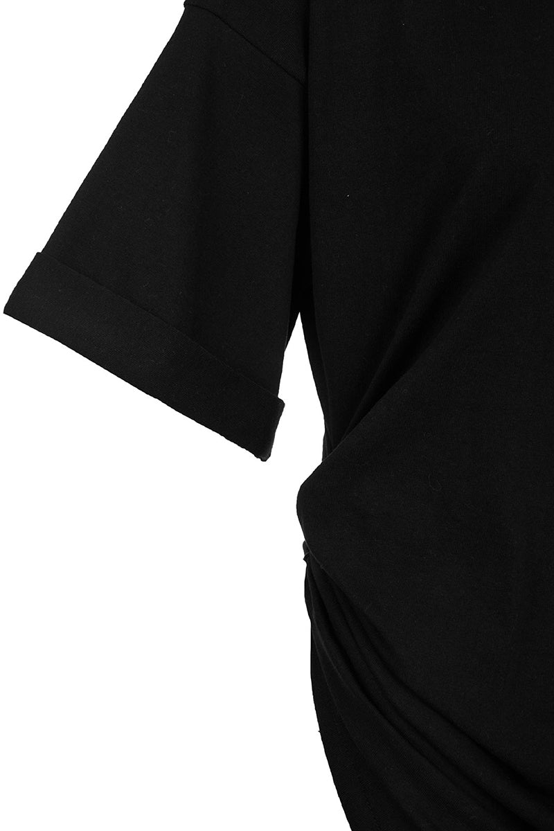 Black ruched braided T-shirt from MAZ Manuela Álvarez, casual top with textured braided details, perfect for stylish everyday wear.
